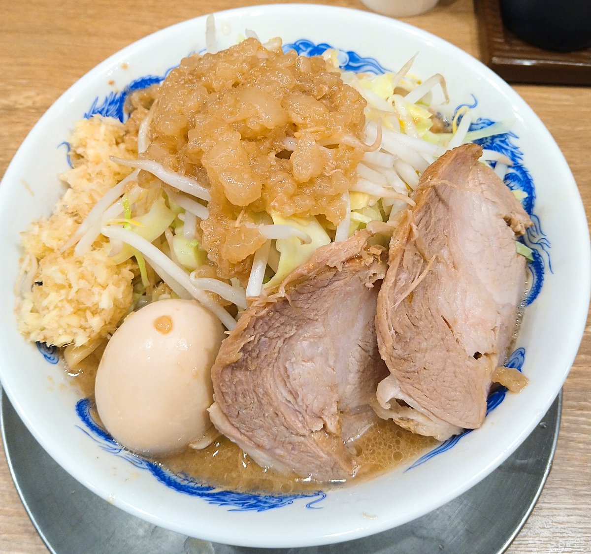 tsunotch20's tweet photo. 今年2回目の豚玉ヤサイ増アブラ生姜トリプル！ https://t.co/7cVBVjydzN