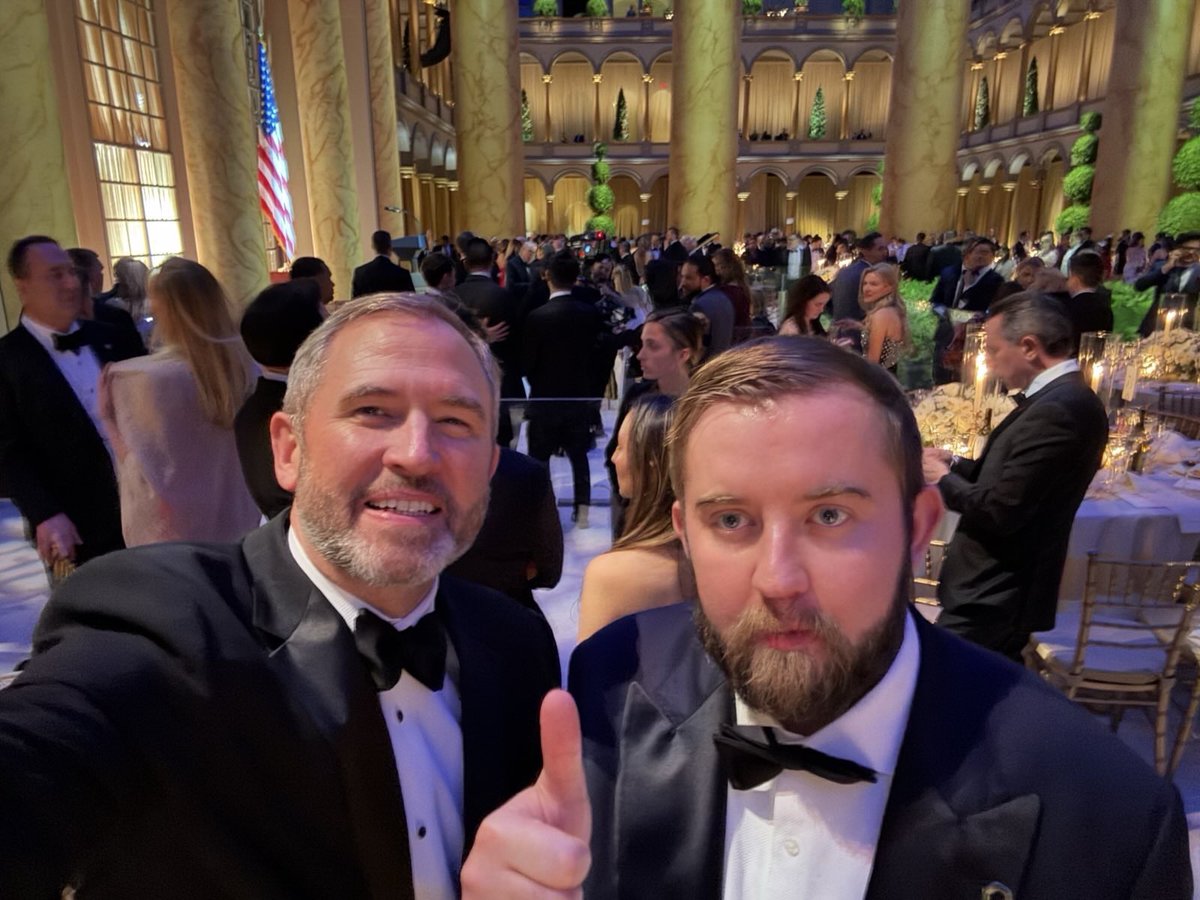 _Crypto_Barbie's tweet photo. WOW! 💥

CO-FOUNDER OF CHAINLINK SERGEY NAZAROV & RIPPLE CEO BRAD GARLINGHOUSE TODAY AT THE TRUMP INAUGURAL COMMITTEE CANDLE LIGHT DINNER! 🕯️🍽️

NAZAROV SAYS: „I CAN SEE A WHOLE NEW PATH FOR THE BLOCKCHAIN INDUSTRY THAT SIMPLY DID NOT EXIST A FEW MONTHS AGO. EXCITING TIMES AHEAD FOR OUR INDUSTRY!“ 🙌🏼 

GOLDEN TIMES AHEAD! ⚜️ #XRP