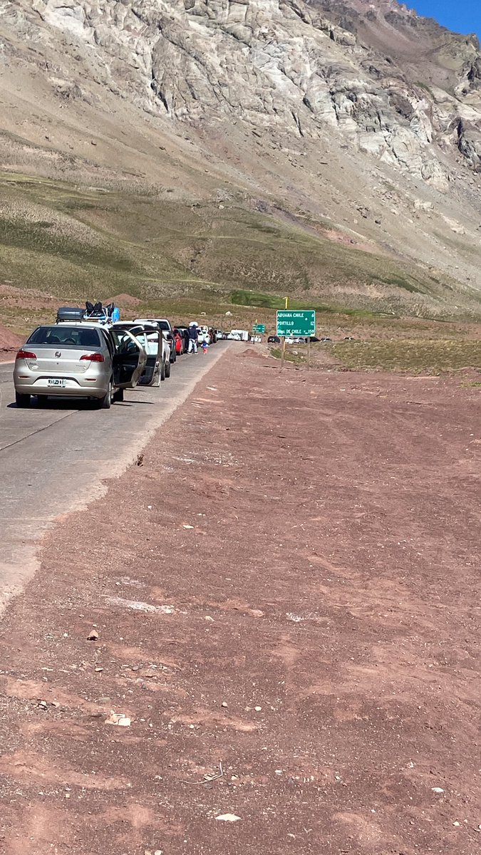 bnpk89's tweet photo. @jalarconm @CFLosLibertador Van muy lento, estamos en la hilera de autos desde las 8:45 y todavía no llegamos a la aduana, nos quedan 6km todavía hasta la aduana https://t.co/1Uo0dZrnwe