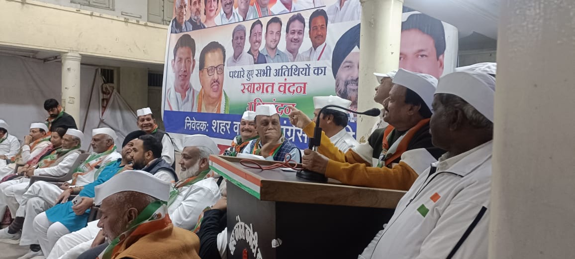 sajjanvermaINC's tweet photo. इंदौर में गांधी भवन में कांग्रेस सेवादल के कार्यकर्ताओं की बैठक में सम्मिलित हुआ तथा उपस्थित कार्यकर्ताओं को संबोधित किया। https://t.co/bzwfCvHr0m