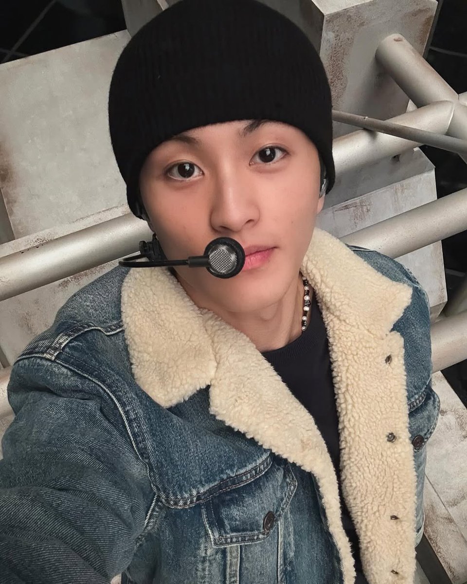 joyfulmarkly's tweet photo. at work                   vs                   off work https://t.co/2WKlaC56fq