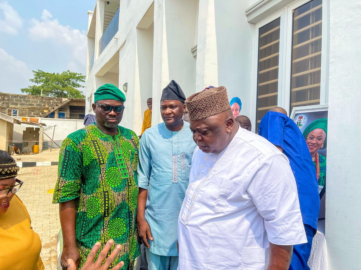 captain_taiwo_'s tweet photo. Hon. (Dr) Oladipupo Adebutu, accompanied by members of the Ogun State House of Assembly, led by Minority Leader Hon. Lukman Adeleye, and PDP leaders, paid a condolence visit to the family of the late Hon. Adewunmi Onanuga (Ijaya).

May her soul rest in peace. https://t.co/ONyocBUF7L