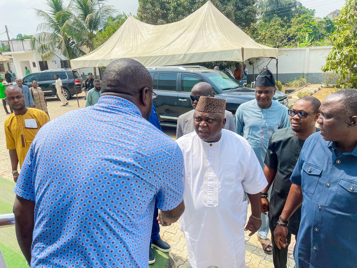 captain_taiwo_'s tweet photo. Hon. (Dr) Oladipupo Adebutu, accompanied by members of the Ogun State House of Assembly, led by Minority Leader Hon. Lukman Adeleye, and PDP leaders, paid a condolence visit to the family of the late Hon. Adewunmi Onanuga (Ijaya).

May her soul rest in peace. https://t.co/ONyocBUF7L