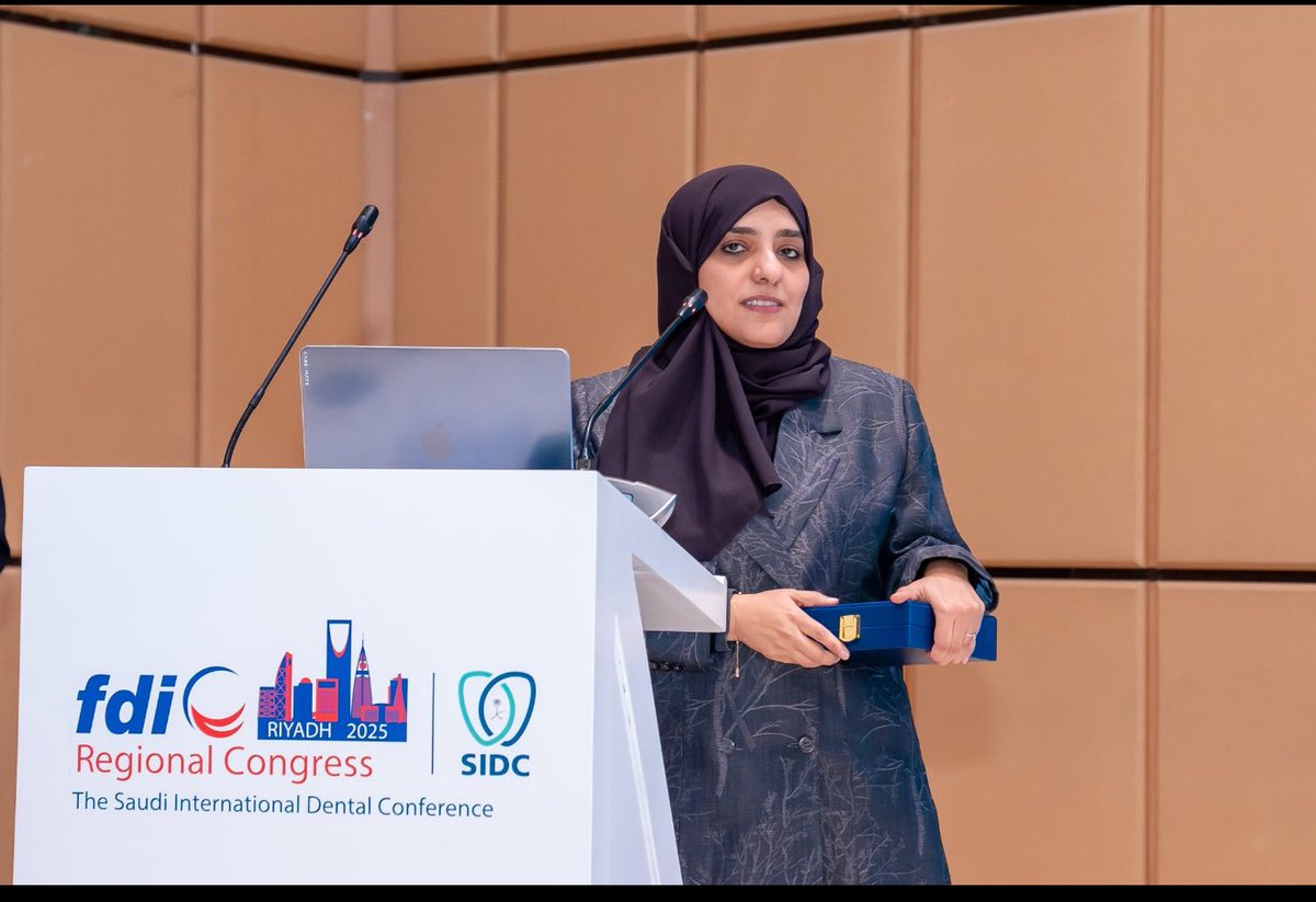 IadrSaudi's tweet photo. كلمة الدكتوره ندى بن ماضي من جامعة الملك عبدالعزيز اثناء تسلمها جائزة البرفيسور عبدالله الشمري للباحث المتميز وهي احد جوائز المنظمة العالمية لابحاث طب الاسنان القسم السعودي وبمبادرة كريمة من البرفيسور عبدالله الشمري رئيس مجلس الامناء جامعة رياض العلم اثناء #SIDC2025 https://t.co/U4jtee4NYY