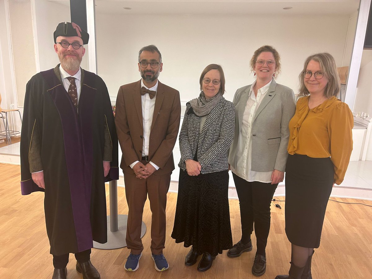 Islam UK Centre (@islamukcentre) on Twitter photo <a href="/sgilliat/">Sophie Gilliat-Ray</a> <a href="/UniOslo/">Universitetet i Oslo</a> Mwy o luniau o'r arholiad traethawd ymchwil o <a href="/UniOslo/">Universitetet i Oslo</a> yr wythnos diwethaf.
More images from the thesis examination from Oslo last week.
O'r chwith i'r dde / left to right:
Anders Runesson (Dean); Naveed Baig (now Dr); <a href="/sgilliat/">Sophie Gilliat-Ray</a>; Kaia Rønsdal; Erika Willander <a href="/umeauniversity/">Umeå University</a> <a href="/sgilliat/">Sophie Gilliat-Ray</a> <a href="/UniOslo/">Universitetet i Oslo</a> Mwy o luniau o'r arholiad traethawd ymchwil o <a href="/UniOslo/">Universitetet i Oslo</a> yr wythnos diwethaf.
More images from the thesis examination from Oslo last week.
O'r chwith i'r dde / left to right:
Anders Runesson (Dean); Naveed Baig (now Dr); <a href="/sgilliat/">Sophie Gilliat-Ray</a>; Kaia Rønsdal; Erika Willander <a href="/umeauniversity/">Umeå University</a>