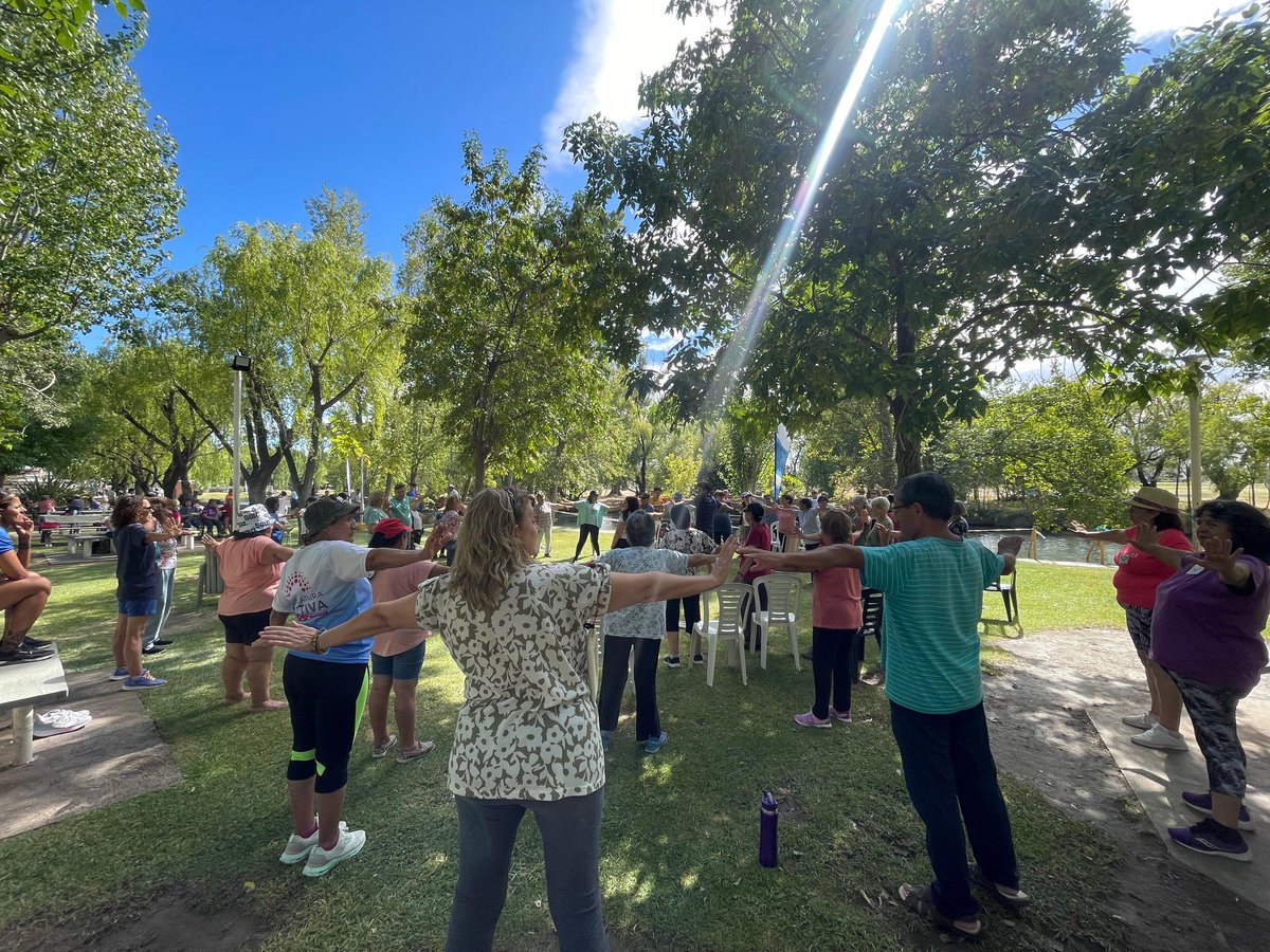 Jefagabinetenqn's tweet photo. El equipo de bienestar ciudadano llevó el taller “Movete Chiquita Movete” a las colonias para adultos mayores 💃🏽 

Dani es kinesiologa y realizó una serie de ejercicios para poner en movimiento la columna vertebral. https://t.co/4666RlJx2D