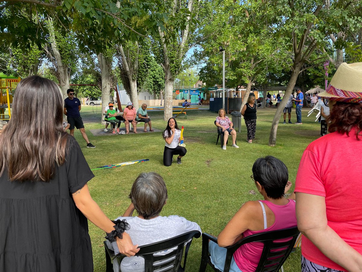 Jefagabinetenqn's tweet photo. El equipo de bienestar ciudadano llevó el taller “Movete Chiquita Movete” a las colonias para adultos mayores 💃🏽 

Dani es kinesiologa y realizó una serie de ejercicios para poner en movimiento la columna vertebral. https://t.co/4666RlJx2D
