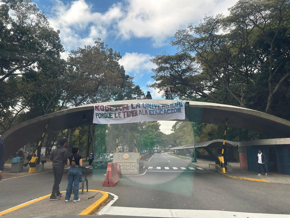 VivaLaUCV's tweet photo. #AlMomento | Hoy enviamos un mensaje a todos los cuerpos de seguridad del estado quienes asedian a la UCV.

“Rodean la Universidad porque le temen a la educación” https://t.co/QiaGvVjmcD