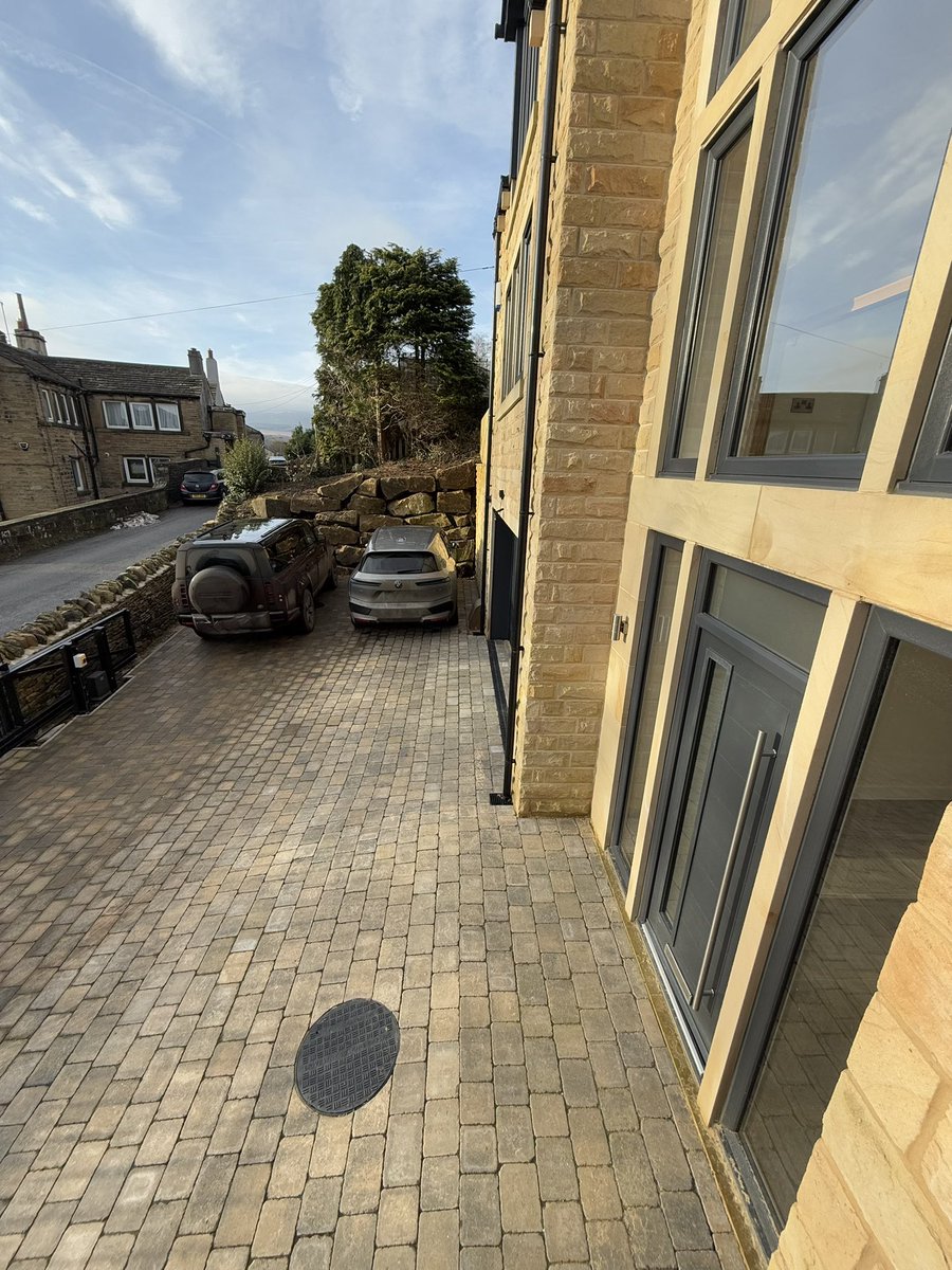 HolroydHomesHD's tweet photo. Sitting in a quarter of an acre plot surrounded by mature trees and wonderful views, Fairfields House is the 𝘂𝗹𝘁𝗶𝗺𝗮𝘁𝗲 luxury family home 🏡

Offers over £799,950 - on the market with @Wm_Sykes 

#luxuryhome #bespokehome #holmfirth #westyorkshire https://t.co/Tt3rrNInS2