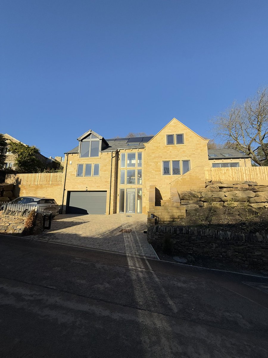 HolroydHomesHD's tweet photo. Sitting in a quarter of an acre plot surrounded by mature trees and wonderful views, Fairfields House is the 𝘂𝗹𝘁𝗶𝗺𝗮𝘁𝗲 luxury family home 🏡

Offers over £799,950 - on the market with @Wm_Sykes 

#luxuryhome #bespokehome #holmfirth #westyorkshire https://t.co/Tt3rrNInS2