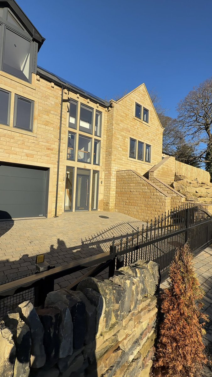 HolroydHomesHD's tweet photo. Sitting in a quarter of an acre plot surrounded by mature trees and wonderful views, Fairfields House is the 𝘂𝗹𝘁𝗶𝗺𝗮𝘁𝗲 luxury family home 🏡

Offers over £799,950 - on the market with @Wm_Sykes 

#luxuryhome #bespokehome #holmfirth #westyorkshire https://t.co/Tt3rrNInS2