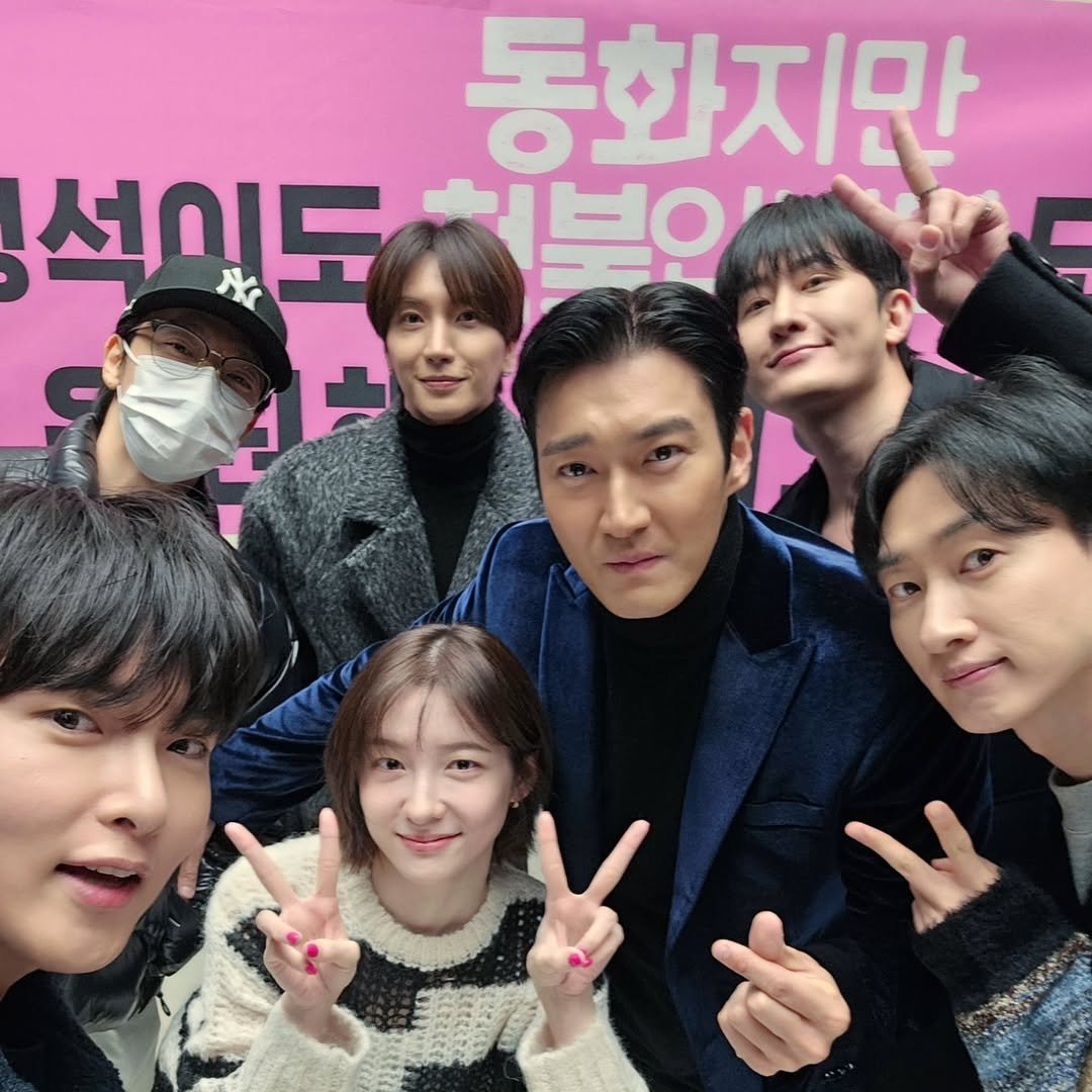 wonniemallow's tweet photo. SUPER JUNIOR went to watch SIWON's new movie "Forbidden Fairytale" today 

#슈퍼주니어 #SUPERJUNIOR
@SJofficial https://t.co/LpZbGqlHEs