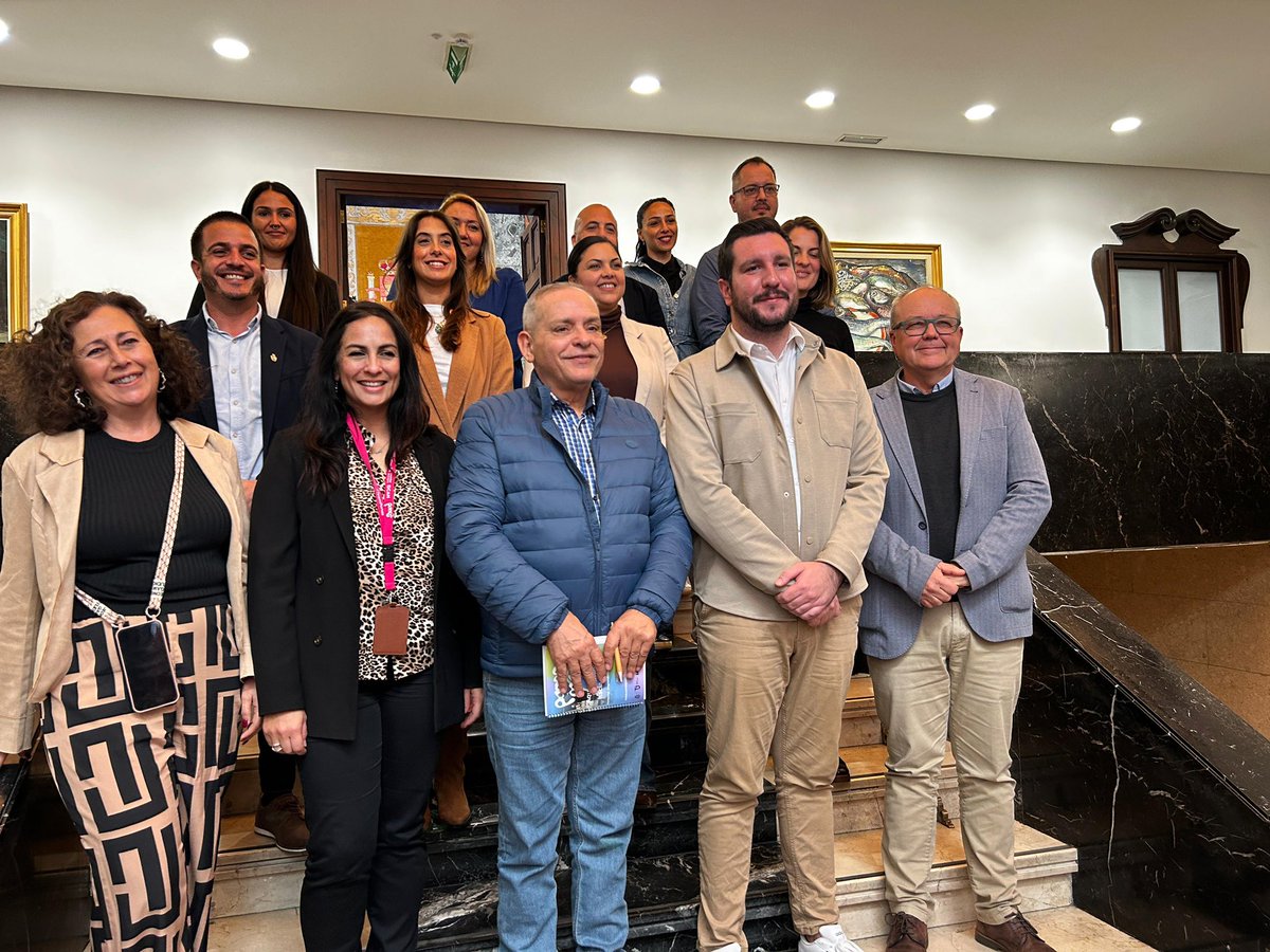 Efraincan's tweet photo. Hoy acompañé a mi compañero @SerafinMesa a presentación de los magníficos resultados de #proyectoponos @CabildoTenerife . Ha sido un año de grandes retos y también delogros en la inserción laboral de nuestra juventud. @SerafinMesa y todo el equipo ha hecho un excelente trabajo . https://t.co/LC4VBuvG3v