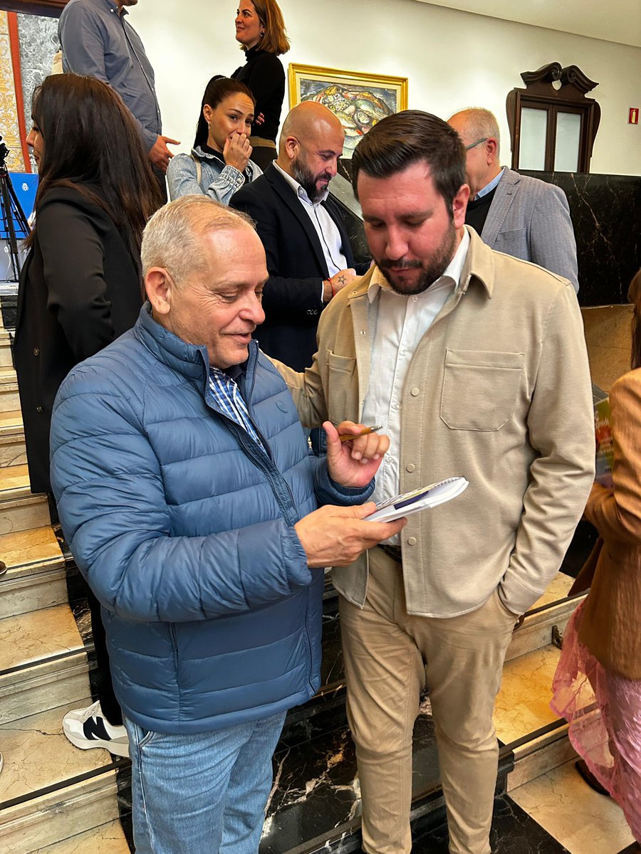 Efraincan's tweet photo. Hoy acompañé a mi compañero @SerafinMesa a presentación de los magníficos resultados de #proyectoponos @CabildoTenerife . Ha sido un año de grandes retos y también delogros en la inserción laboral de nuestra juventud. @SerafinMesa y todo el equipo ha hecho un excelente trabajo . https://t.co/LC4VBuvG3v