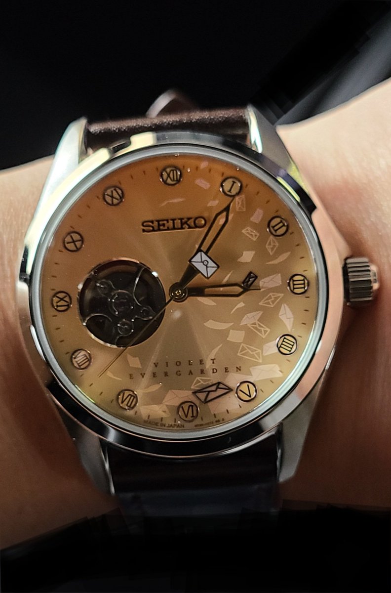 kashitaku4's tweet photo. 先日、ヴァイオレットの機械式腕時計を着けておでかけしました🦾✨⌚
2つとも美しくてしばらく眺めていました😌
時計の音を聴くのも癒されます👍️
#SEIKO #プレミコ #PREMICO
#ヴァイオレット・エヴァーガーデン
#VioletEvergarden https://t.co/5wWVn2aY3k
