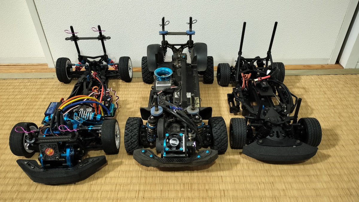 airacomet_p59rc's tweet photo. 最近全然触ってないFF03、組んでから未だにサーキットデビューしてないM07、酷似されてるXV01。
み〜んなフロントモーター!
たまたまですが。
#tamiyarc
#ff03pro
#xv01
#m07
#m07は正確にはミッドシップなのでは・・・ https://t.co/45ENTu8i0N