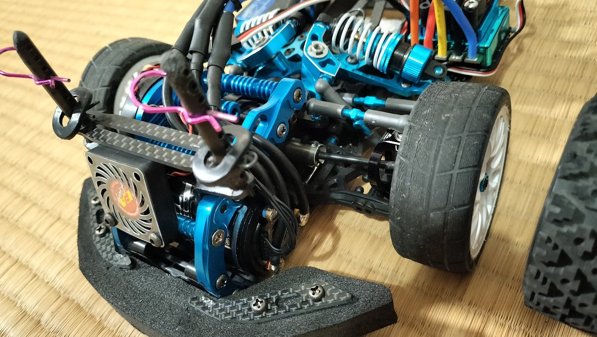 airacomet_p59rc's tweet photo. 最近全然触ってないFF03、組んでから未だにサーキットデビューしてないM07、酷似されてるXV01。
み〜んなフロントモーター!
たまたまですが。
#tamiyarc
#ff03pro
#xv01
#m07
#m07は正確にはミッドシップなのでは・・・ https://t.co/45ENTu8i0N