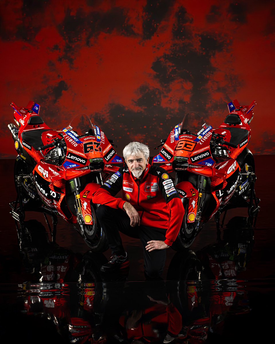 ducaticorse's tweet photo. 📸❤️ First family portrait 
Aiming for excellence in 2025 as #DucatiLenovoTeam
 
#CampioniInPista #Ducati #ForzaDucati https://t.co/1DdlGFqdAz