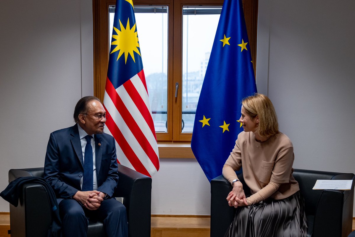Anwar Ibrahim (@anwaribrahim) on Twitter photo Sewaktu di Europa Building, saya telah mengadakan pertemuan dua hala dengan Presiden Majlis Eropah, <a href="/antoniocostapm/">António Costa</a>.
Pertemuan itu membuka seluas-luasnya peranan yang boleh dimainkan secara bersama antara Malaysia dan Majlis Eropah dalam mencorak sinergi kepelbagaian budaya, Sewaktu di Europa Building, saya telah mengadakan pertemuan dua hala dengan Presiden Majlis Eropah, <a href="/antoniocostapm/">António Costa</a>.
Pertemuan itu membuka seluas-luasnya peranan yang boleh dimainkan secara bersama antara Malaysia dan Majlis Eropah dalam mencorak sinergi kepelbagaian budaya,