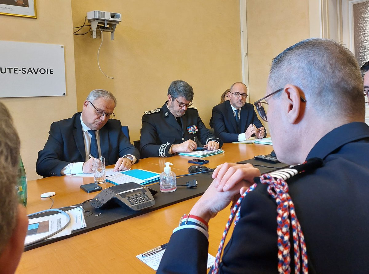 Jean-Paul Bosland (@boslandjp) on Twitter photo Nommé auprès de <a href="/BrunoRetailleau/">Bruno Retailleau</a> , M François-Noël Buffet, chargé, notamment, de l’administration territoriale, de la sécurité civile et locale, est venu en Haute-Savoie pour annoncer la relance du Beauvau de la Sécurité Civile et reconnaître l'engagement des <a href="/PompiersFR/">Pompiers de France</a>. Nommé auprès de <a href="/BrunoRetailleau/">Bruno Retailleau</a> , M François-Noël Buffet, chargé, notamment, de l’administration territoriale, de la sécurité civile et locale, est venu en Haute-Savoie pour annoncer la relance du Beauvau de la Sécurité Civile et reconnaître l'engagement des <a href="/PompiersFR/">Pompiers de France</a>.