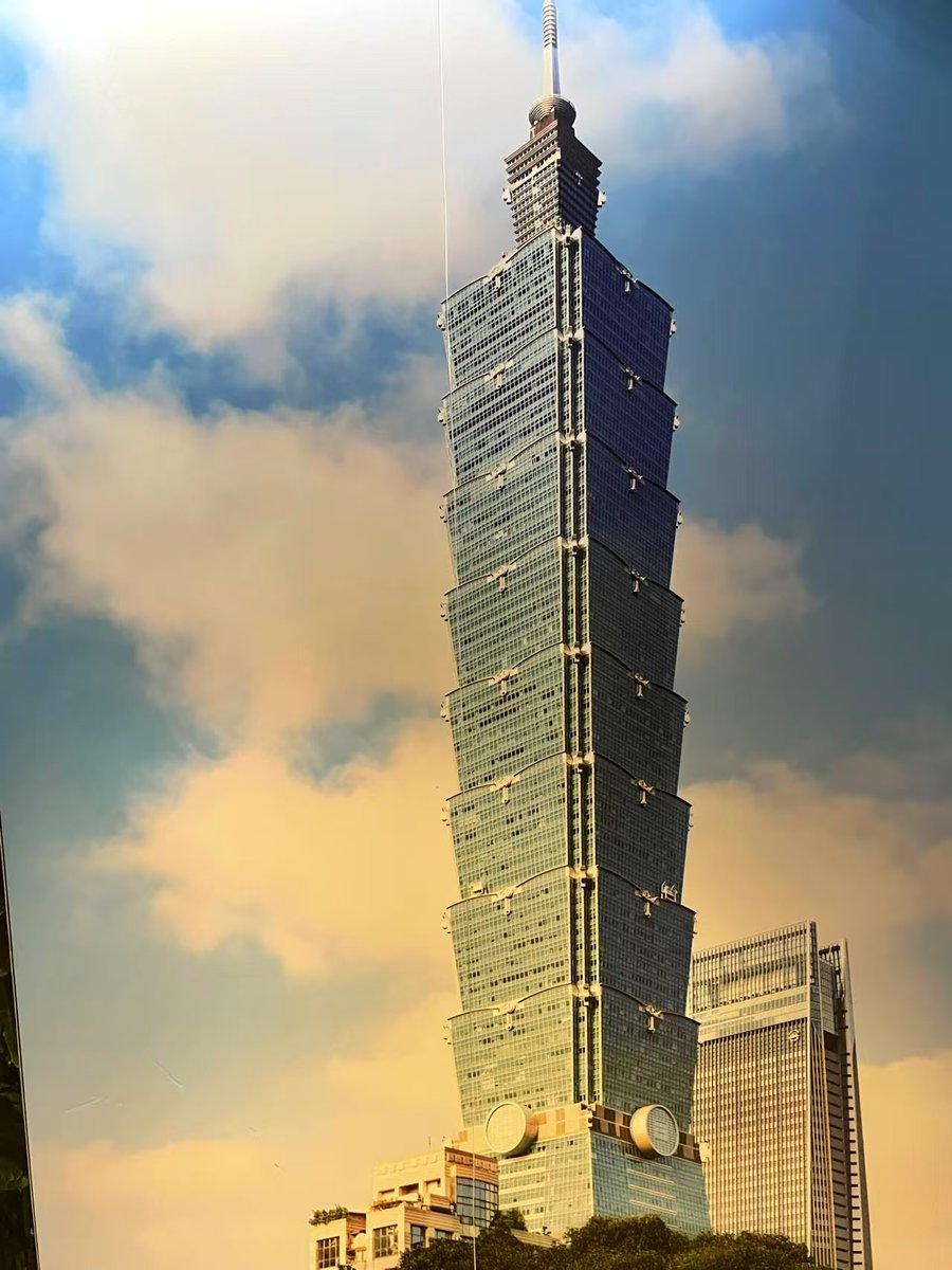 著名画家陈丹青先生谈到旅游时，建议人们去四个地方。一是去朝鲜，看看中国曾经的样子；二是去纽约，看看世界金融中心是如何运作的？三是去台湾，看看中国另外一个样子；四是去日本，看看曾经的敌人，变成了什么样子。早年，我曾造访丹东，有机会在中朝边境徘徊，看见了低矮的茅草屋，和形容枯槁的农民