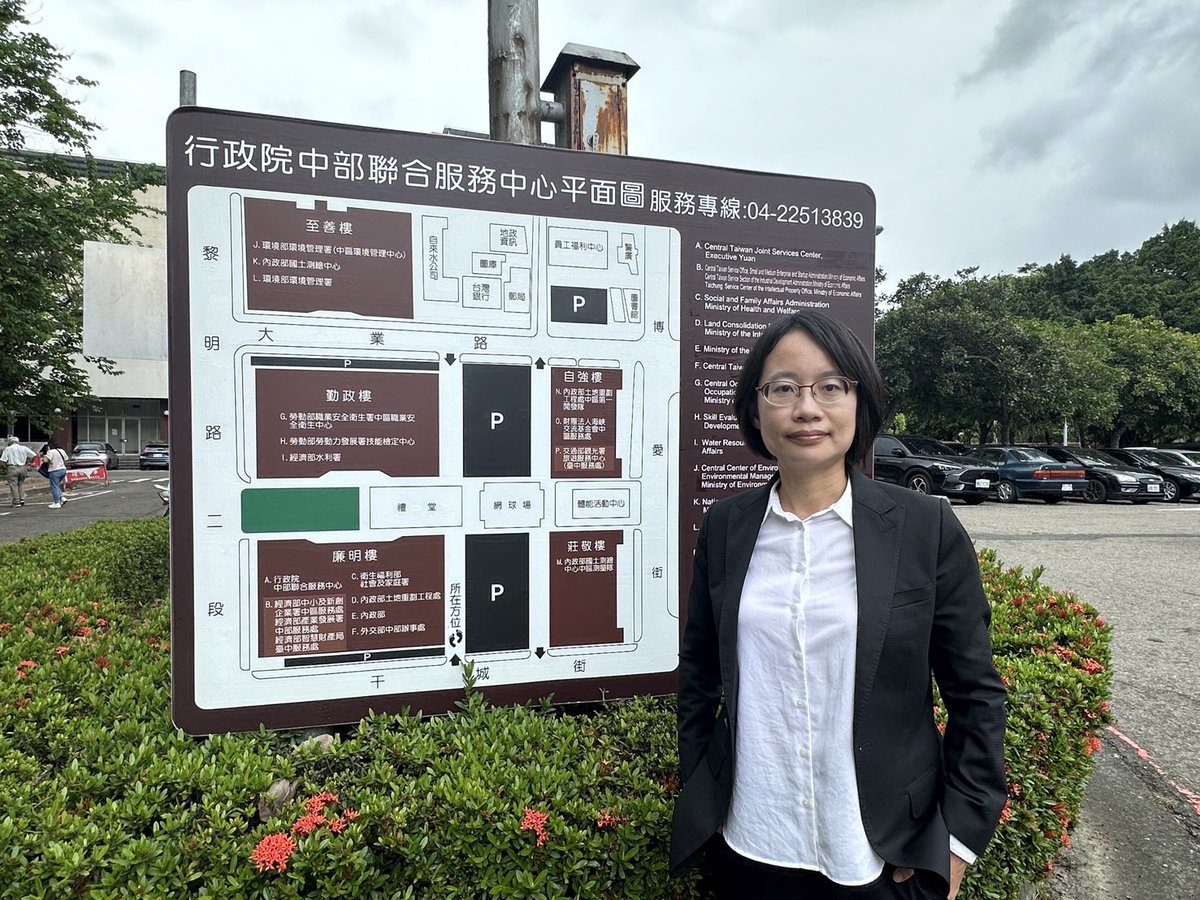 WuYinLing510's tweet photo. 鄉親們：

跟大家報告，行政院轄下全台聯合服務中心的業務費，在今天被立法院刪除3652萬6千元，剩下36萬9千元。

平均下來，每個服務中心整年度能使用的業務費，僅剩約7萬3800元。

7萬3800元要支付中心一整年的水電、管理、保全、影印、清潔、約聘僱人事費等，根本是不可能的事。
（續） https://t.co/3B6MaqdOfj