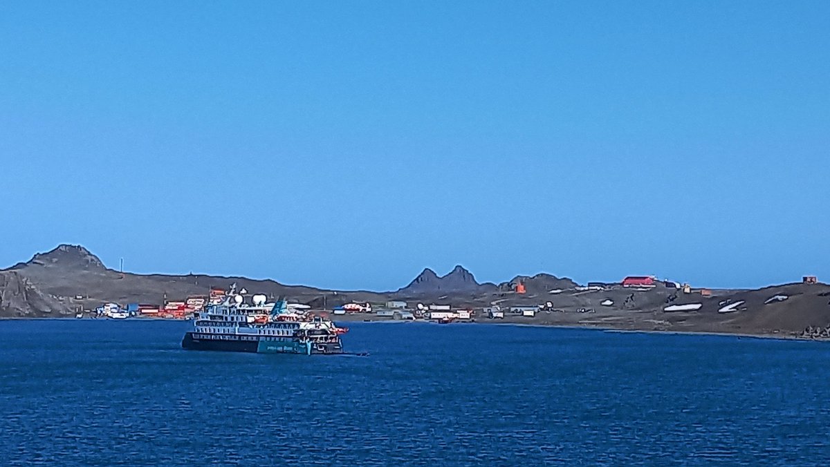 Marcelo42879821's tweet photo. Finalizando ya la primera comisión antártica del rompehielos Almirante Viel. Nos queda este panorama de Base Freí, Base Escudero y Villa las Estrellas en Isla Rey Jorge. @JorgeFlies @U_Antartica @Antarcticacl @inach_gob https://t.co/FgoqaEnlyu