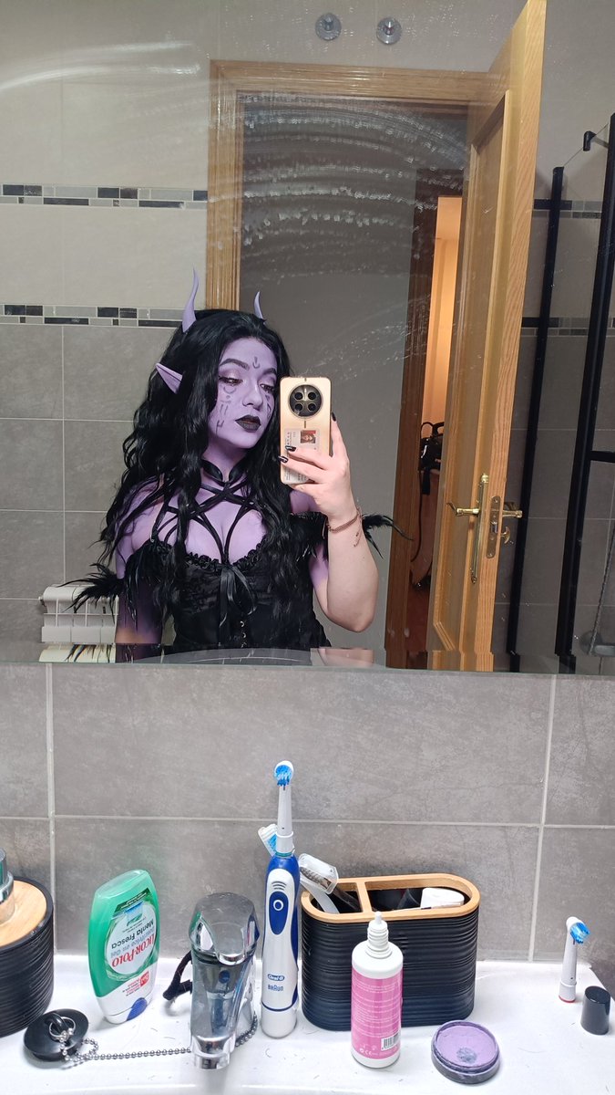 •°. Hela *࿐•° 📖 1984 tweet media