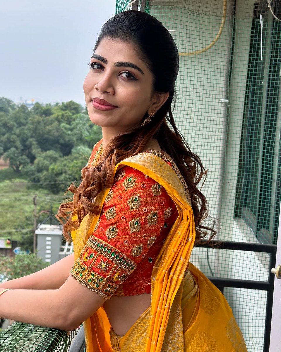 Prabhastylish's tweet photo. Actress #afrina looks mesmerizing in a traditional yellow outfit. โจ๐
@Prabhastylish
#afrina #prabhastylishspyder #Bollywood #Actress #Fashion #Style #Yellow #Outfit #Traditional #influencermarketingagency https://t.co/xTVG1xB3uH