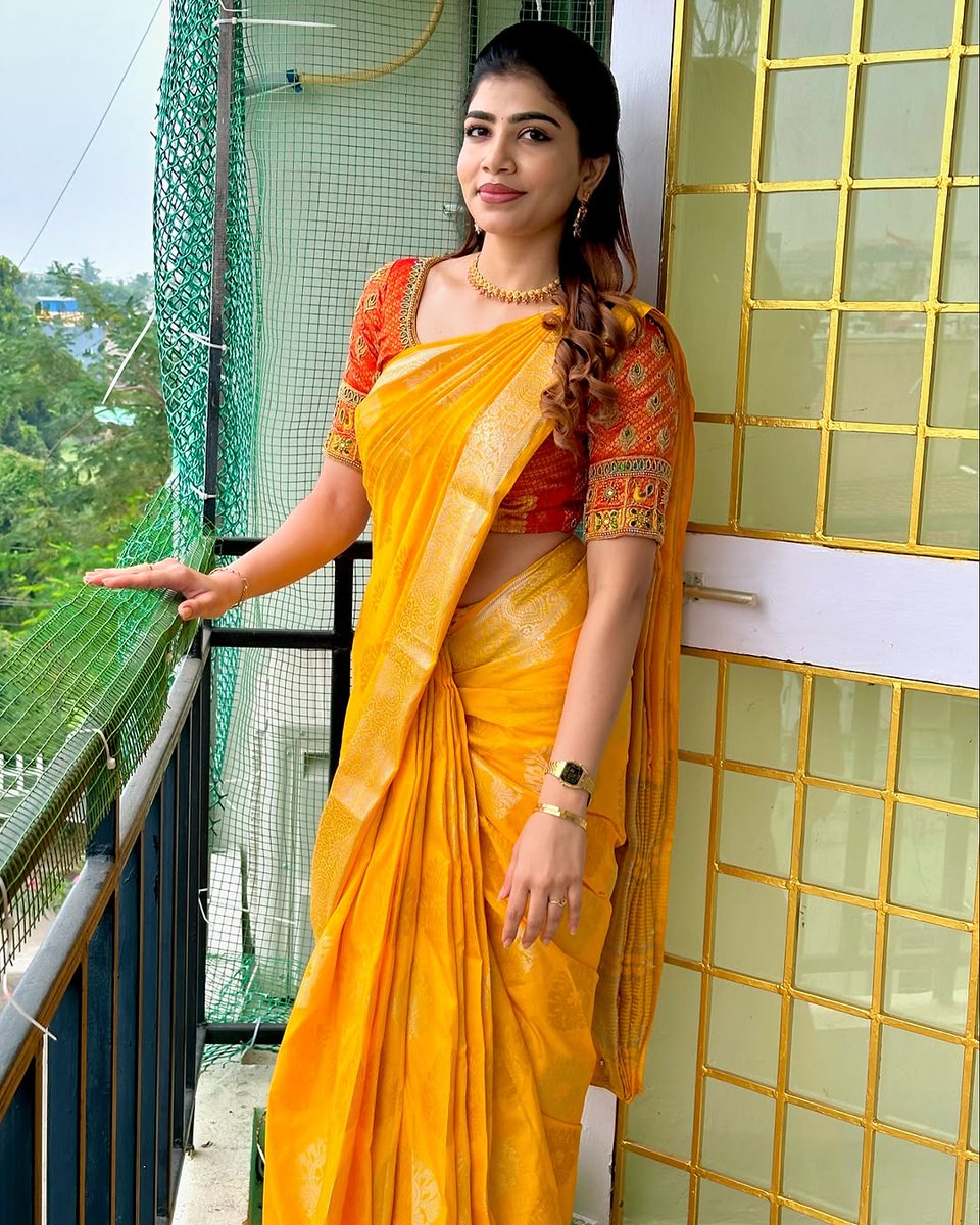 Prabhastylish's tweet photo. Actress #afrina looks mesmerizing in a traditional yellow outfit. โจ๐
@Prabhastylish
#afrina #prabhastylishspyder #Bollywood #Actress #Fashion #Style #Yellow #Outfit #Traditional #influencermarketingagency https://t.co/xTVG1xB3uH