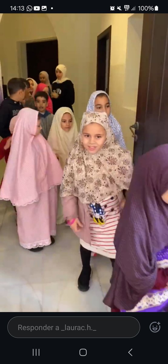Carmen_Mnzn's tweet photo. Estas son imágenes de la Mezquita de Málaga, que imparte sermones sobre el uso del velo a niñas de 10 AÑOS. No es multiculturalismo, es imposición.
España debe prohibir el hiyab en todas las escuelas. https://t.co/HFPIVjXlhE