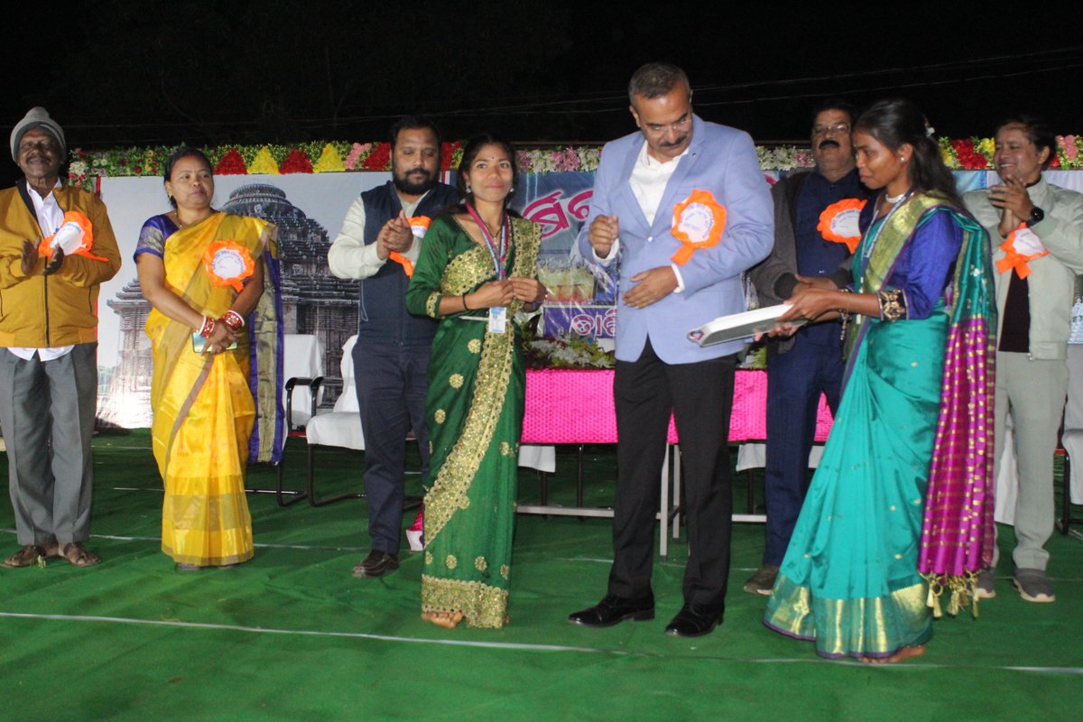 BSFODISHA's tweet image. An annual function was organised at Govt Girls Higher Secondary School, Chitrakonda by school staff. Sh M. Nowshad, Comdt 177 Bn #BSFOdisha graced the occasion as Chief Guest, and motivated the students &amp;amp; to wish them a bright future.
#BorderSecurityForce 
#AnnualFunction