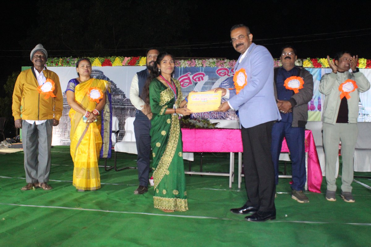 BSFODISHA's tweet image. An annual function was organised at Govt Girls Higher Secondary School, Chitrakonda by school staff. Sh M. Nowshad, Comdt 177 Bn #BSFOdisha graced the occasion as Chief Guest, and motivated the students &amp;amp; to wish them a bright future.
#BorderSecurityForce 
#AnnualFunction