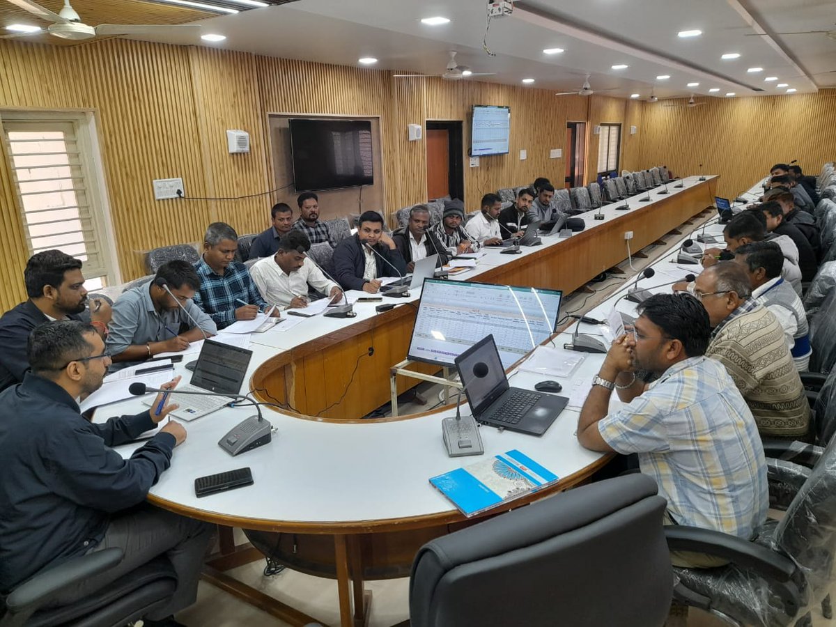 આજરોજ જિલ્લા પંચાયત ખાતે તમામ તાલુકા અમલીકરણ અધિકારી અને વિસ્તરણ અધિકારી (ખેતી) ની મિટિંગ લઈ ખેતીવાડી ખાતા ની યોજનાકીય કમાગીરી ની સમીક્ષા કરી અને બાકી કામગીરી સમયમર્યાદા માં પુરી કરવા જરૂરી સુચના આપી.