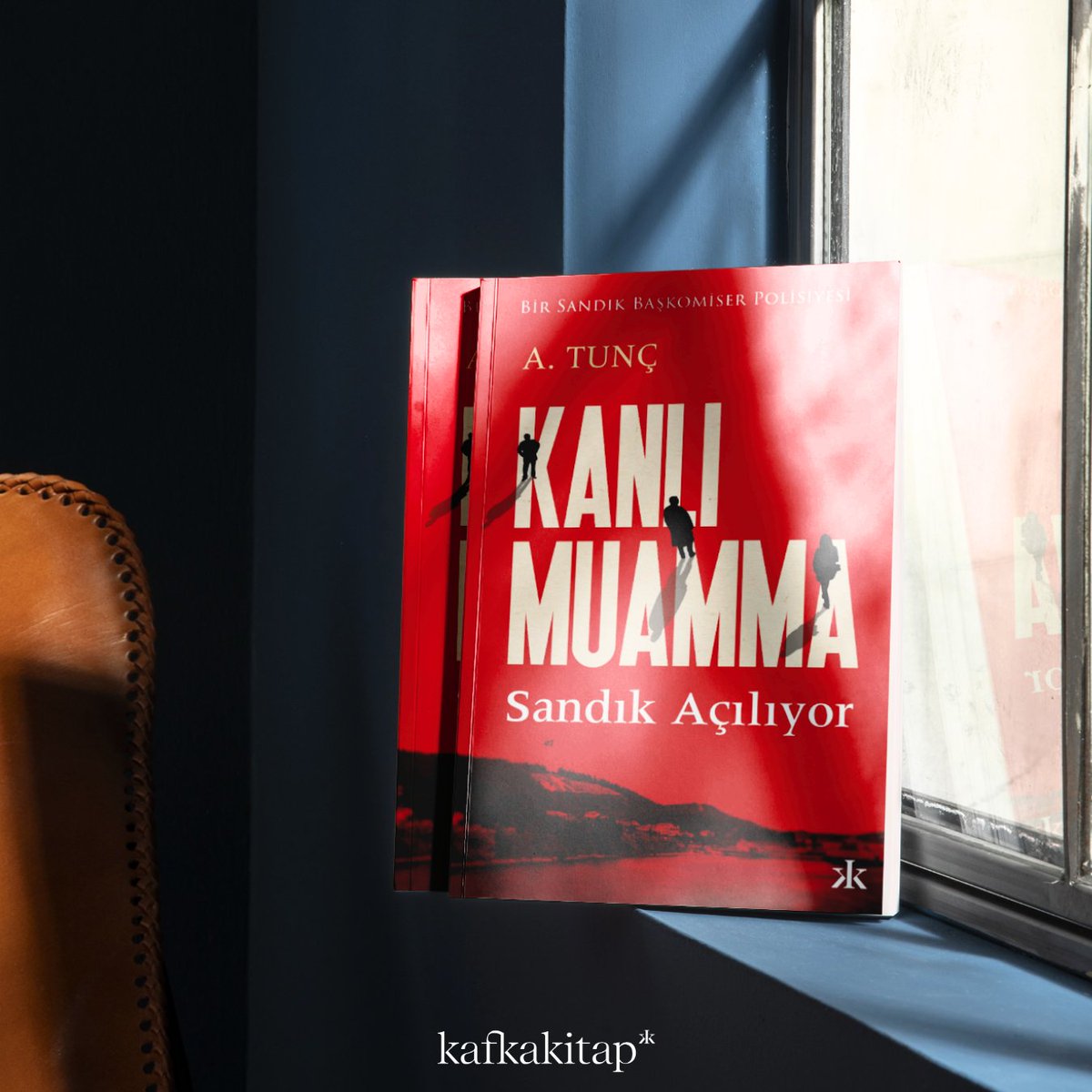 Yüzyıllar öncesinden kalan bir Tevrat rulosu, ağaca asılı bulunmuş bir kadın cesedi, gün ortasında silahlı çatışmalar, mafyalar, faili meçhul cinayetler... "Kanlı Muamma", okurları Başkomiser Sandık’la birlikte büyük bir sır perdesini aralamaya davet ediyor.