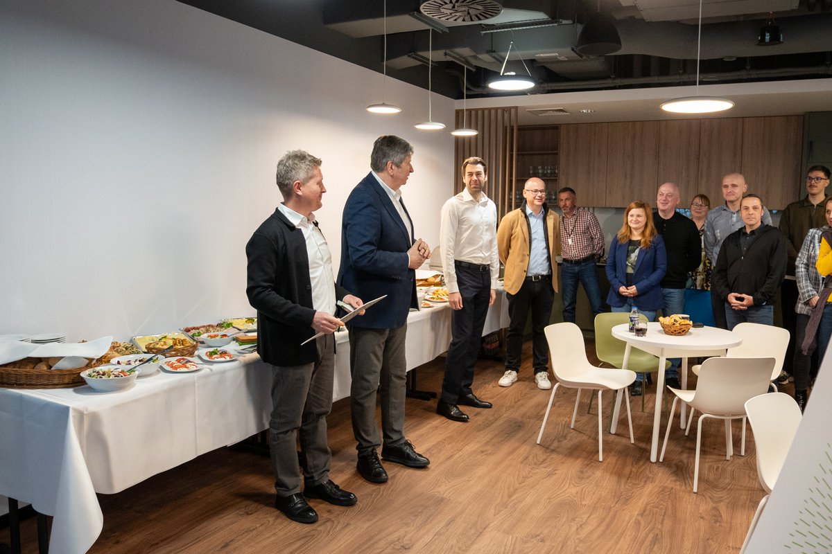 tdjestate's tweet photo. #FAMUR, segment biznesowy #Grenevia SA dołączył do grona najemców biurowców .KTW. Nowa siedziba na 17. piętrze oferuje 1500 m² nowoczesnej przestrzeni dla niemal 90 osób. FAMUR to kolejna spółka portfelowa @TDJ_SA, która wybrała #KTW na swoją siedzibę. Witamy na pokładzie! https://t.co/9fu9FWhu2P