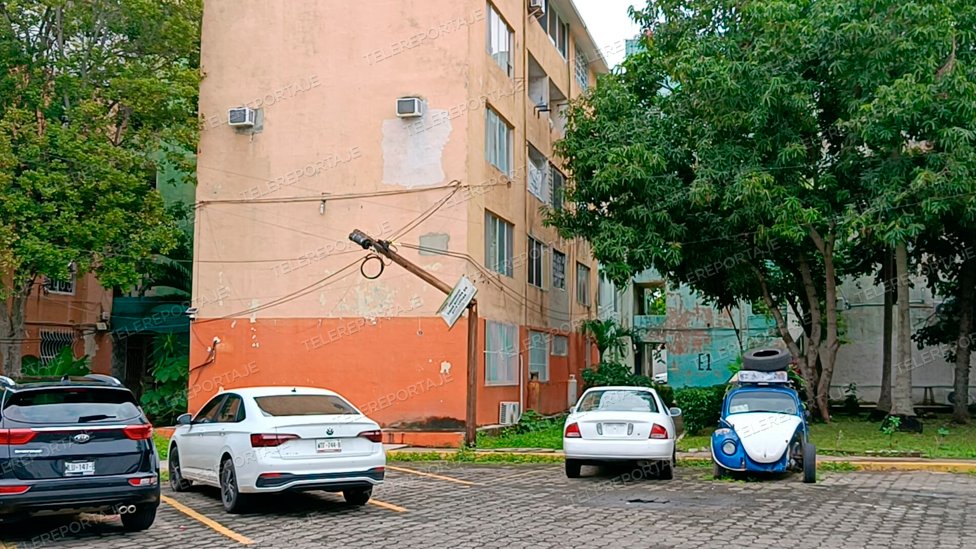 xevtfm's tweet photo. 📸 #EnFotos |  Las lluvias de anoche derribaron una rama grande de un árbol la cual cayó sobre cables de una compañía telefónica, provocando que el poste se rompiera, esto a escasos metros del parque del Fraccionamiento #Multi80

@ProcivilTabasco https://t.co/h21O0NPrvE
