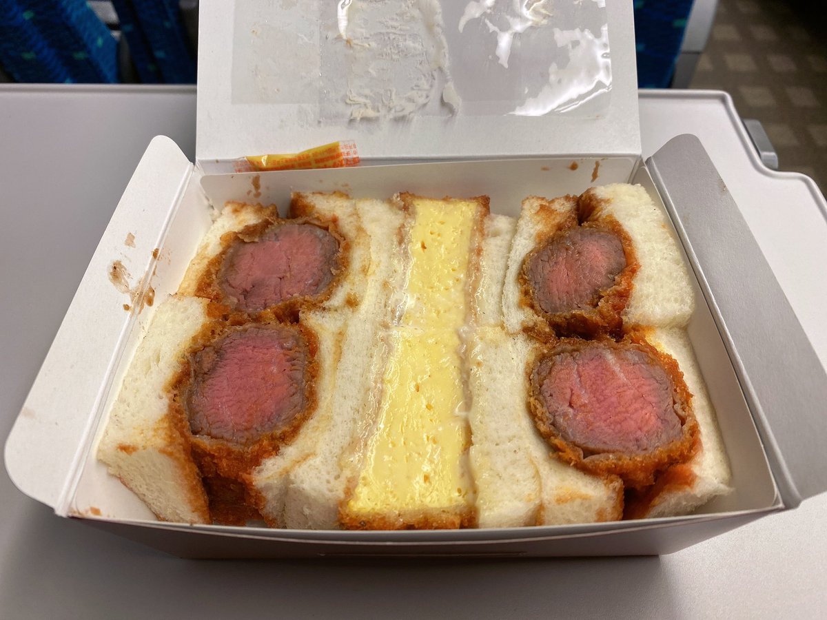 _91mmm's tweet photo. 大阪旅行は最後のお土産購入タイムに全力を注ぐ🐙551はチルドじゃないやつが美味しいので2個入り×3くらい買う(2個の箱のが冷蔵庫に入れやすい)くくるは東京にあるから新大阪駅の地下でわなかのたこ焼きを購入→改札に入ってヨコオの激ウマカツサンドととん蝶とミックスジュースを買って新幹線に乗る https://t.co/Ysze1rsRzK