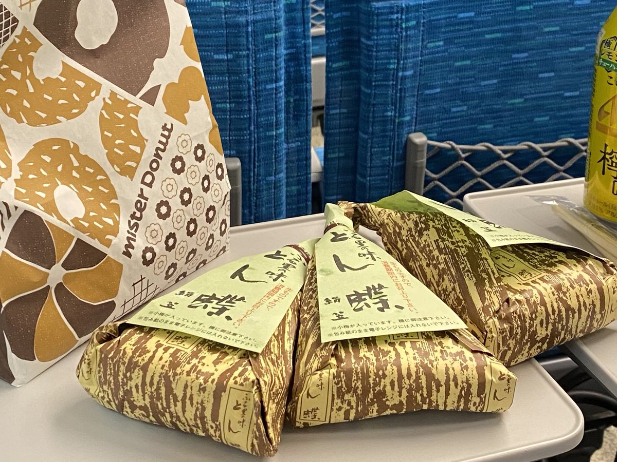 _91mmm's tweet photo. 大阪旅行は最後のお土産購入タイムに全力を注ぐ🐙551はチルドじゃないやつが美味しいので2個入り×3くらい買う(2個の箱のが冷蔵庫に入れやすい)くくるは東京にあるから新大阪駅の地下でわなかのたこ焼きを購入→改札に入ってヨコオの激ウマカツサンドととん蝶とミックスジュースを買って新幹線に乗る https://t.co/Ysze1rsRzK