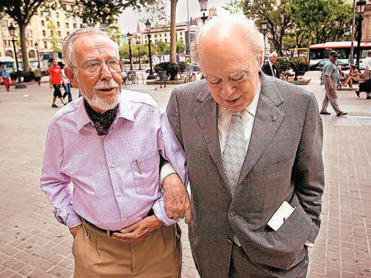 En Paco Candel i en Jordi Pujol passejant de bracet