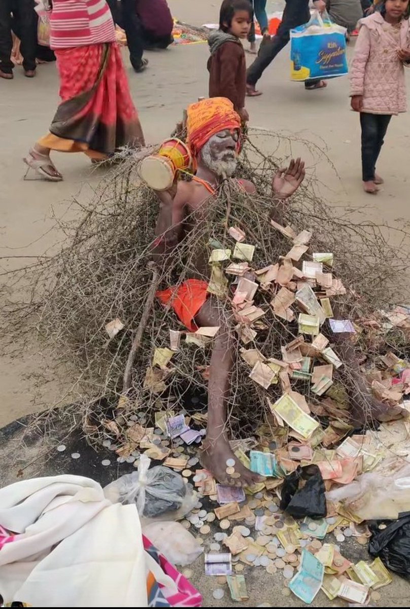 प्रयागराज कुंभ मेले में कांटो पर लेट कर तपस्या करता एक साधु।

#AAPInsultsSikhsPunjabis
#MGatAutoExpo2025
#kolkataDoctorCase
#rgkarmedicalcollege
#सुमर_सुमर_नर_उतरो_पारा