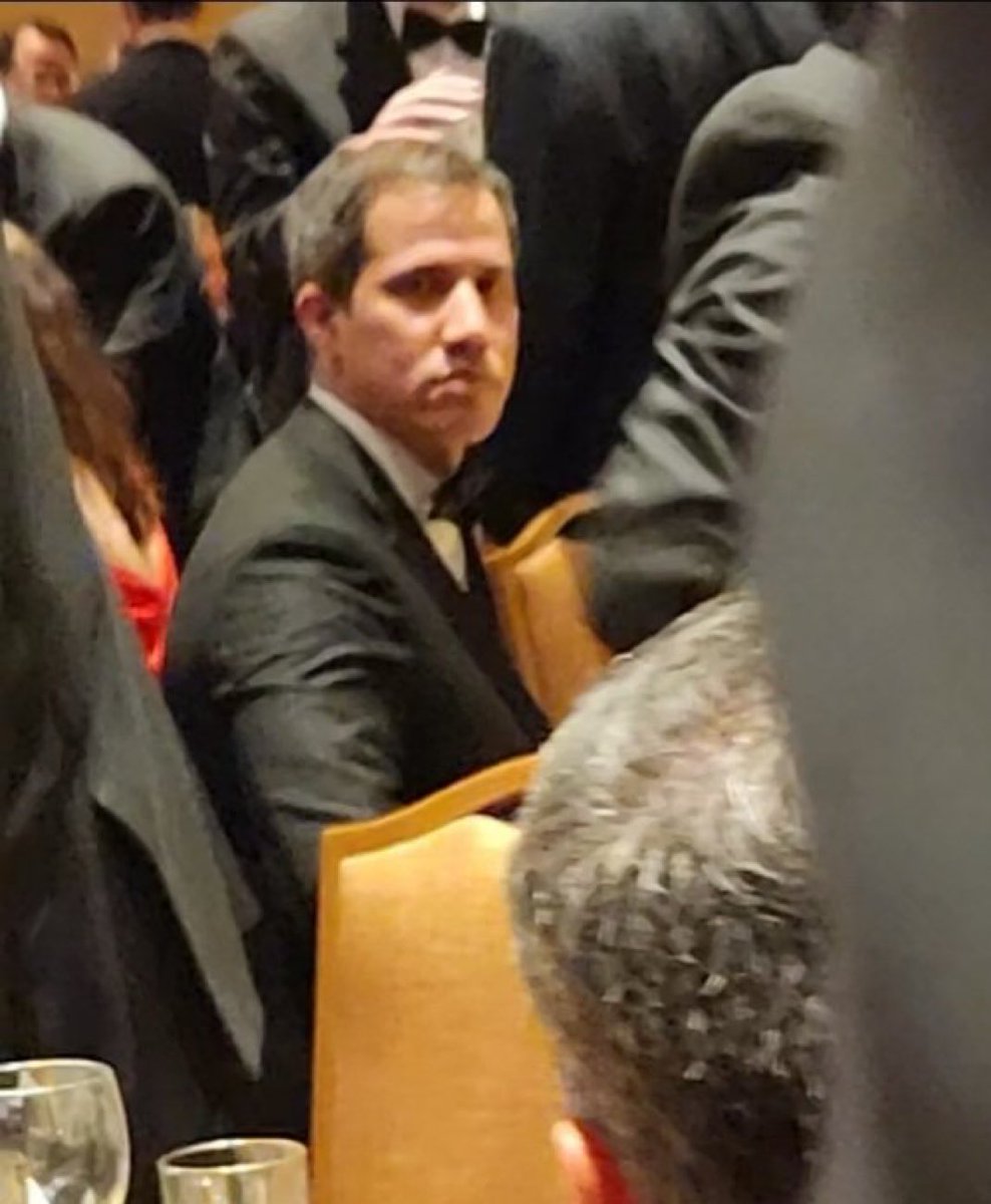 Yo viendo como el que no puso para la botella se la impina.