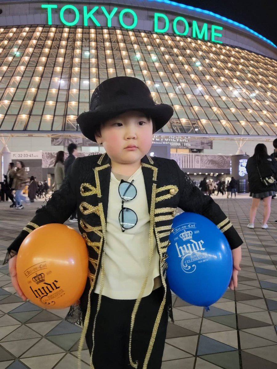 ten619_666's tweet photo. お久しぶりです🌈
トレードでなんとかチケゲットして
１８日-hyde誕生祭-家族で参戦して来ました🌈
息子は今回も味スタhydeコス🌈
ラルカフェは時間の都合で断念😭

３５周年ツアーあるの祈ってる👼
#L'Arc〜en〜Ciel  #ドエル　#推しネイル https://t.co/ELQ4n7AmiW