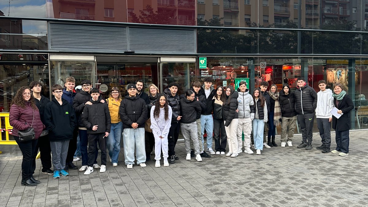 Una vintena d'alumnes dels instituts Can Mas, Lluís Companys, Palau Ausit i del FEDAC van visitar el passat divendres el Mercat Municipal, en el marc del nou projecte de Servei Comunitari 'El Mercat' de Ripollet. Abans, es van trobar al Kftí del Casal de Joves amb personal tècnic