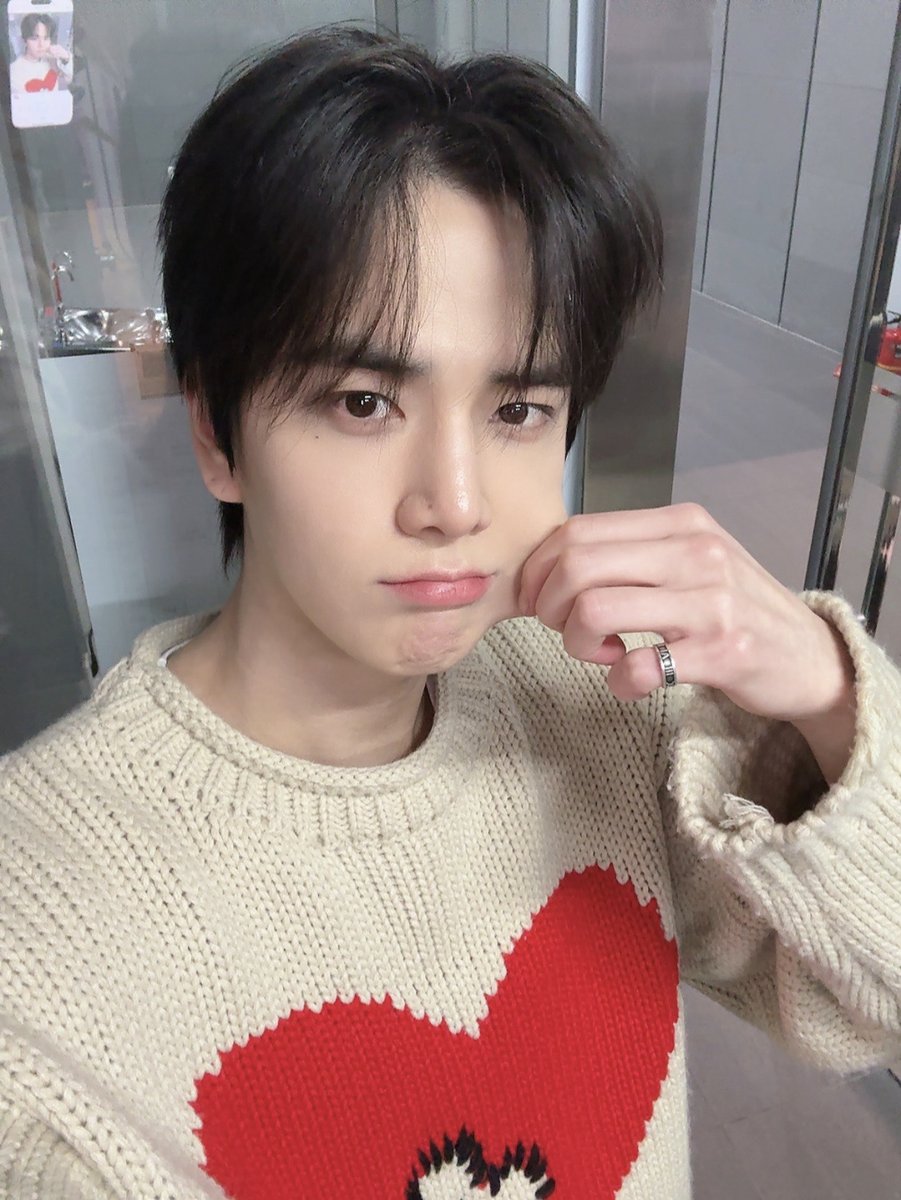 THEBOYZ_officl's tweet photo. [📸] 에릭 아이돌 라디오 시즌4 DJ 완료🐶 축 에디 데뷔✨ 앞으로 돌랑이들의 월요일을 책임질 에디❗ 잘 부탁드립니다💖 응원하러 와 준 영훈이 형도 빵담🥖

#THEBOYZ #더보이즈
#YOUNGHOON #영훈 #ERIC #에릭 https://t.co/doElOVSEov
