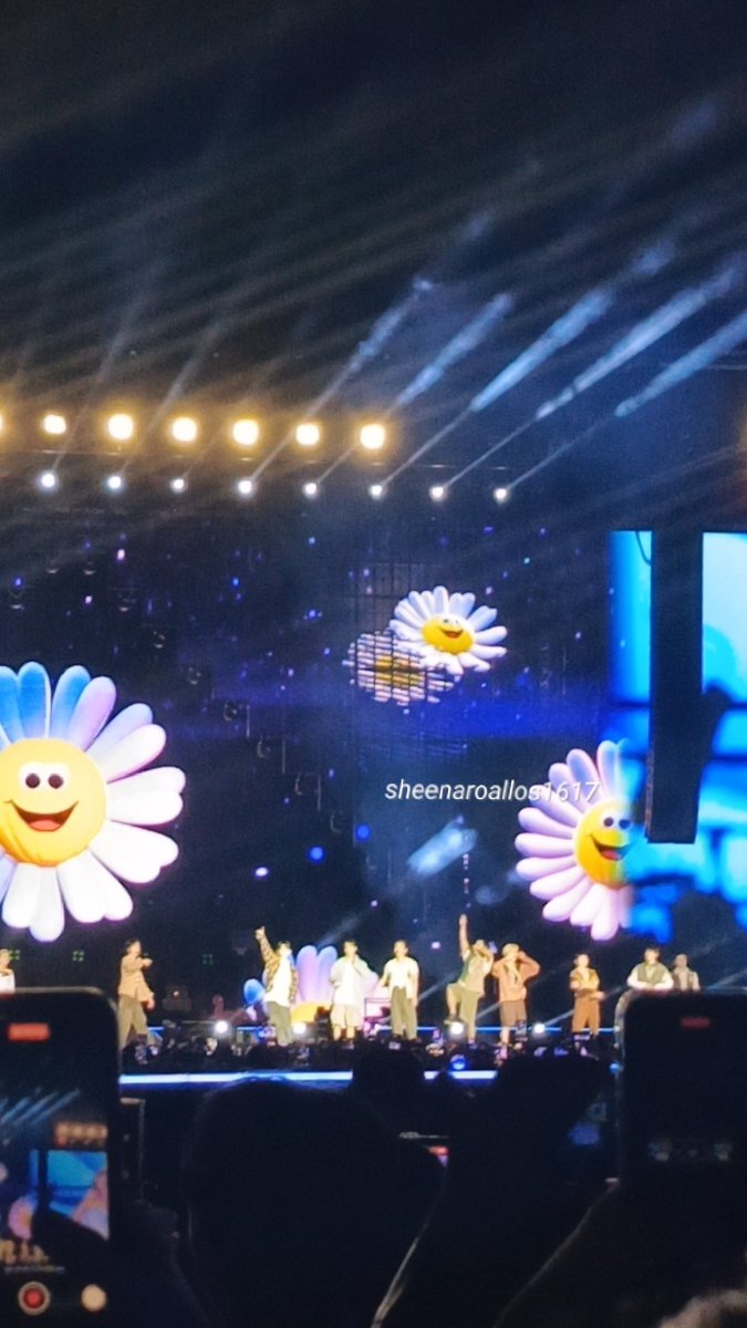 RoallosSheena's tweet photo. A memorable night with @pledis_17 https://t.co/JgpOgN9sQm