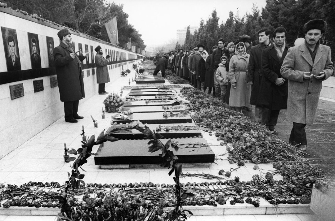 iamnottengrist's tweet photo. Qatil gülləsinə qurban gedərkən,
Gözünü sabaha dikdi şəhidlər.
Üçrəngli bayrağı öz qanlarıyla
Vətən torpağına çəkdi şəhidlər.

Bilirik, bu bəla nə ilkdi, nə son,
Ölürkən uğrunda bu ana yurdun.
Quzu cildindəki o qoca qurdun,
Doğru, düz cildini çəkdi şəhidlər.

#20january1990 https://t.co/5rhb9s1uTL