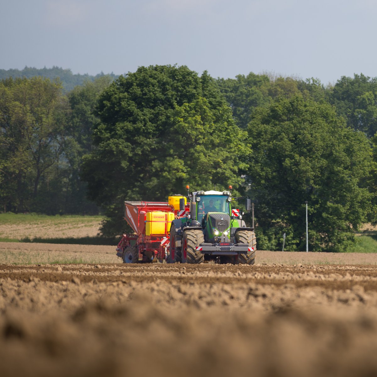 GRIMMEGroup's tweet photo. #PotatoMonday
Here we see the PRIOS 440 in the field at one of our GRIMME customers Henke. πͺπ₯
We're already looking forward to the next season - are you? π
#GRIMMEGroup #grimme #fieldoperation #prios440 #plantingpotatoes #newseasoniscomingsoon https://t.co/pUfx8xMd8g