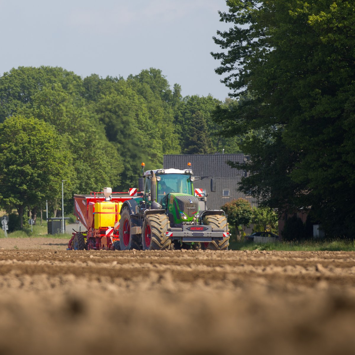 GRIMMEGroup's tweet photo. #PotatoMonday
Here we see the PRIOS 440 in the field at one of our GRIMME customers Henke. πͺπ₯
We're already looking forward to the next season - are you? π
#GRIMMEGroup #grimme #fieldoperation #prios440 #plantingpotatoes #newseasoniscomingsoon https://t.co/pUfx8xMd8g
