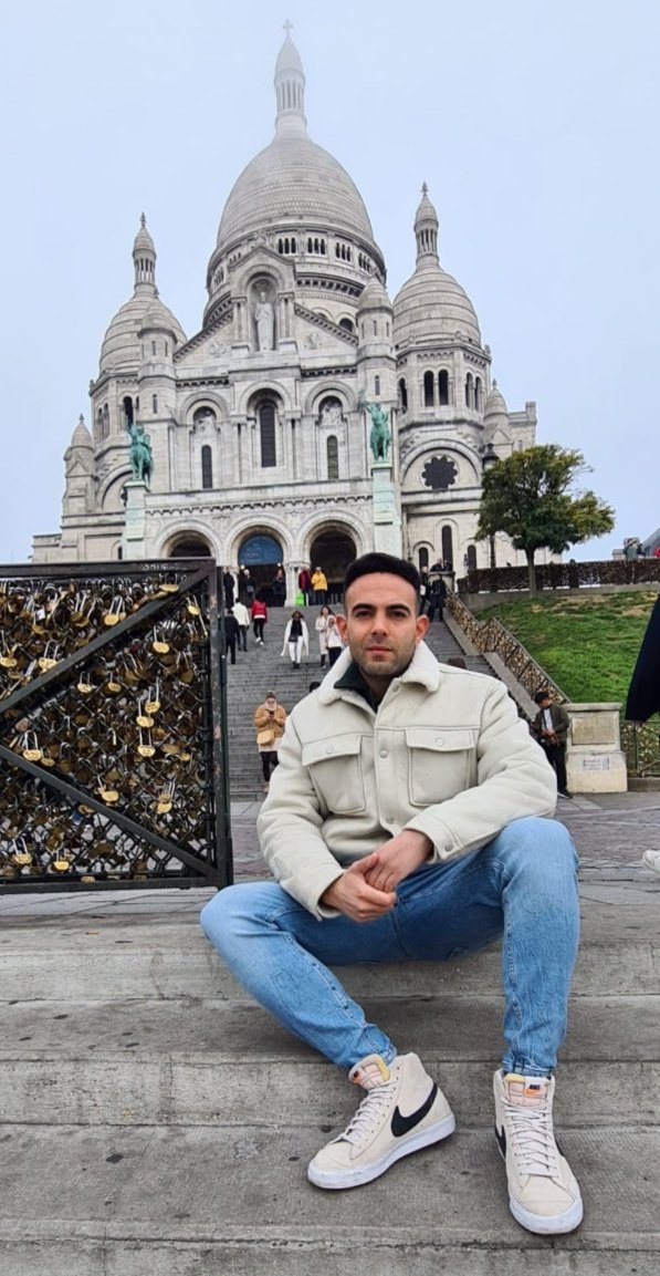 verity_france's tweet photo. Mon frère Joni (Jonatan) Granizo Romero, 36 ans, est décédé à Madrid, en Espagne, de la maladie de Creutzfeldt-Jakob « spontanée » après 2 injections covid Pfizer. C'était une personne très sportive, en bonne santé, sans pathologies ni antécédents médicaux et, surtout, une personne très aimée. Première dose le 22/02/2022 et la deuxième le 08/04/2022, depuis lors, tout a commencé à mal tourner. Un mois après, ses amis ont rapporté qu’il s’était senti étrange pendant plusieurs jours, il ne parlait pas et agissait bizarrement. En juillet 2022, des bosses dures sont apparues sur son bras, comme des kystes, et après quelques semaines, elles ont disparu. Fin 2022, il a souffert d’une infection urinaire avec saignement qui a duré au moins un mois. En janvier-février 2023, ces bosses sont réapparues sur le bras, accompagnées de problèmes de mémoire, en juin les problèmes se sont aggravés, donnant des symptômes de mutisme. En juillet, les premiers tests ont été effectués, indiquant qu'il se sentait malade depuis qu'il avait été vacciné. Il a également partagé ses soupçons avec sa famille et ses amis alors qu’il était conscient. Le 23 août était son dernier jour de travail, il était chauffeur de bus à Madrid. En septembre, des tests plus approfondis ont été effectués et les médecins ont suspecté qu'il pourrait s'agir d'une maladie à prion. Le 31 octobre, ils l'ont confirmé. Depuis lors, mon frère est allé de mal en pis, il a arrêté de parler et semblait inconscient de ce qui lui arrivait. Ils ont effectué deux tests génétiques, un de salive et un de sang, écartant l'origine génétique, également en raison de l'ingestion d'aliments infectés, cependant, depuis l'hôpital clinique de Barcelone, ils nous ont demandé si Joni avait subi un traitement avec des hormones de croissance, Greffe de l'utérus ou chirurgie chez l'enfant. Joni n'avait subi aucun traitement, ni aucune intervention chirurgicale lorsqu'il était enfant et le fait qu'ils recherchaient une origine iatrogène de la maladie nous a rendu méfiants, d'autant plus que sa variante de Creutzfeldt-Jacob avait le génotype VALINE/VALINE au codon 129, qui se produit par coïncidence dans la plupart des cas. iatrogène, c'est-à-dire si la maladie avait une origine médicale, que ce soit un médicament ou une intervention sur du matériel infecté, donc tout pointe vers le vaccin COVID19. En 2024, il a été admis à l'hôpital pendant 5 mois, jusqu'à ce que mes parents décident de le transférer dans une maison de retraite. Il est finalement décédé à l'hôpital le 9/01/2025.